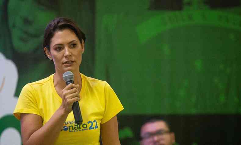 Ex-primeira-dama Michelle Bolsonaro fala ao microfone