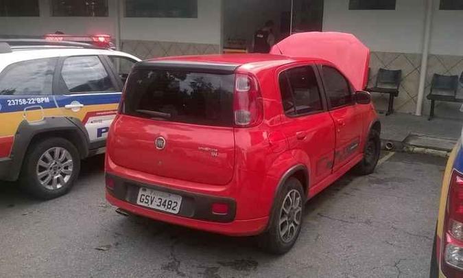 Carro foi roubado no dia 6 de março e criminosos adulteraram a placa do veículo(foto: Polícia Militar/ Divulgação ) Carro foi roubado no dia 6 de março e criminosos adulteraram a placa do veículo(foto: Polícia Militar/ Divulgação )