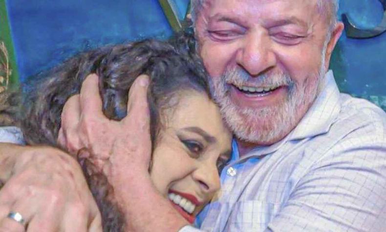 Lula abraado com Gal