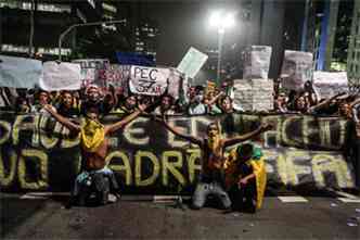 Protesto nas ruas de So Paulo(foto: AFP PHOTO/Miguel Schincariol)