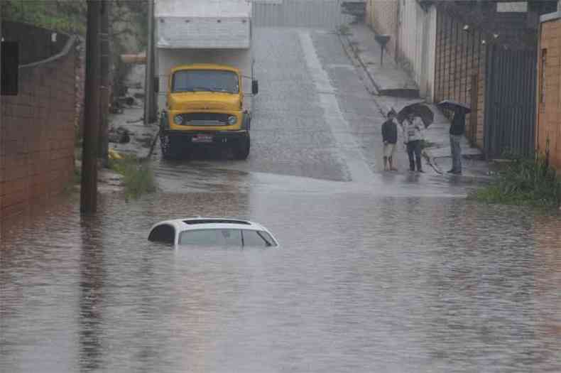 Uma BMW est submersa desde sexta-feira na Rua Pedro Moreira do Nascimento, no Barreiro: srie de alagamentos  um dos principais problemas em perodo de chuva na capital(foto: Beto Novaes/EM/D.A Press)