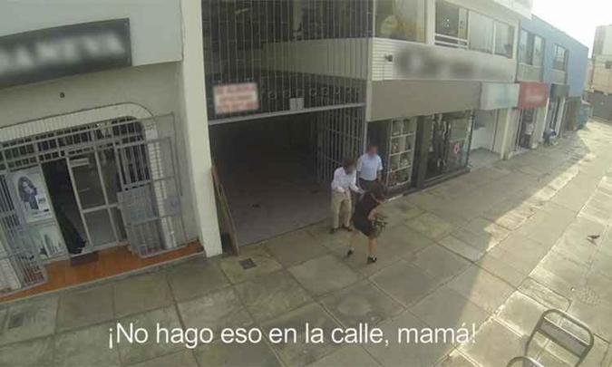 Homem canta mulheres e se assusta ao perceber que se tratava da pr�pria m�e(foto: Reprodu��o/Youtube)