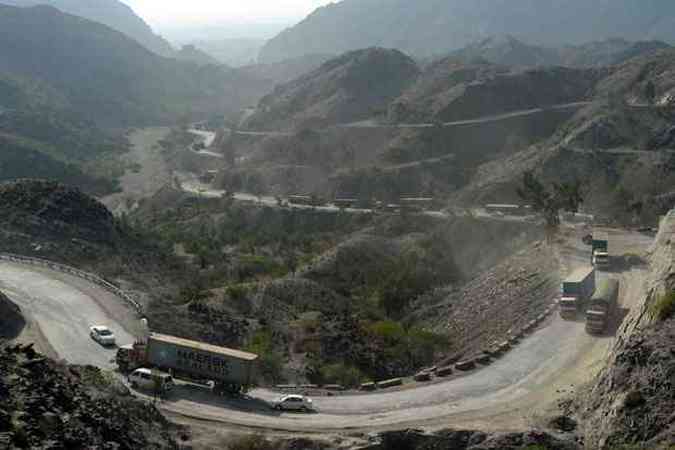 Caminhes circulam em estrada montanhosa em Torkham, perto da fronteira com o Paquisto(foto: AFP PHOTO / A. MAJEED )