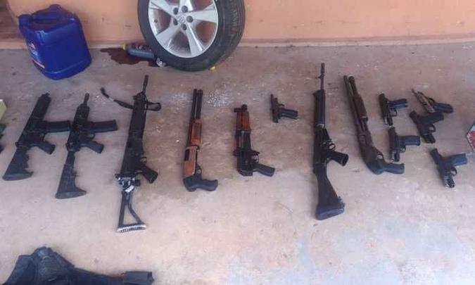 Armamento de grosso calibre foi apreendido pela PM no sítio onde a quadrilha estava escondida(foto: Polícia Militar/Divulgação) Armamento de grosso calibre foi apreendido pela PM no sítio onde a quadrilha estava escondida(foto: Polícia Militar/Divulgação)
