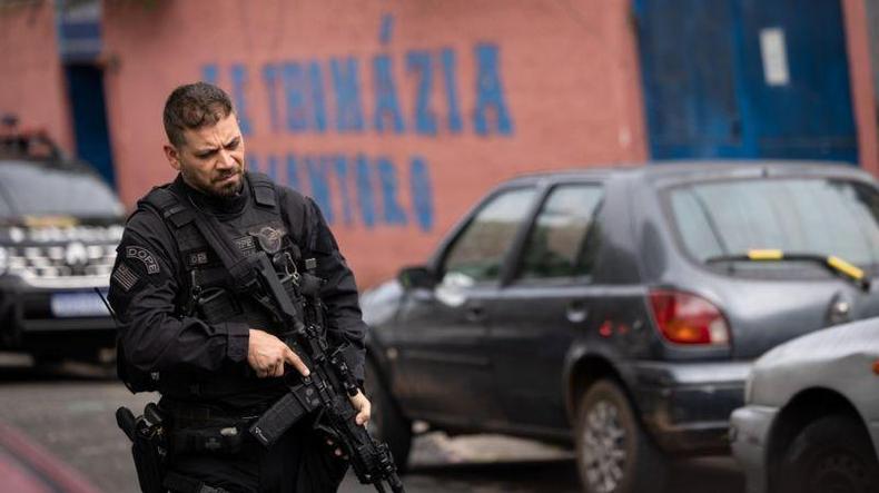 Policial em frente a escola atacada em So Paulo