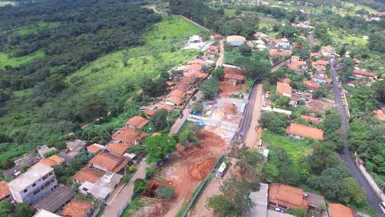 Vista do Crrego do Feijo, rea invadida pela lama no desastre que matou 270 pessoas em 25 de janeiro de 2019: trauma ainda  ntido na comunidade(foto: MATEUS PARREIRAS/EM/D.A.PRESS)
