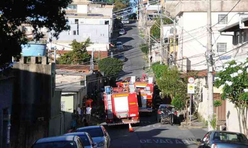 Bombeiros e policiais foram ao local do incndio na Regio Leste de BH(foto: Juarez Rodrigues/EM/D.A. Press)
