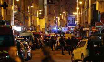 Movimentao nos arredores do Bataclan no dia dos atentados. Terroristas mataram 90 pessoas no local(foto: FRANCOIS GUILLOT/AFP PHOTO)