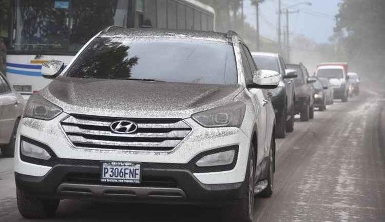 Carros ficaram cobertos com as cinzas do Vulco de Fogo(foto: Orlando Estrada/AFP)