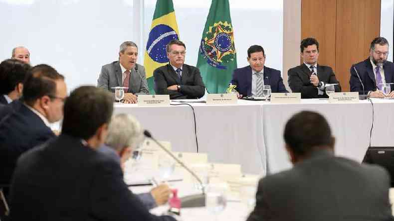 Em imagens da reunio, o ento ministro Sergio Moro aparece com o semblante carregado(foto: Marcos Corra / PR )