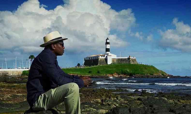 Em Salvador, o diretor Karim Akadiri Soumala olha para o mar, tendo ao fundo o Farol da Barra