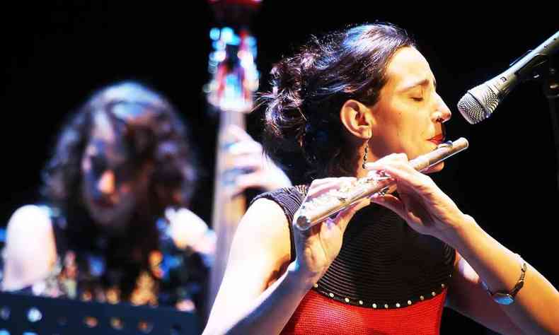 Nara Pinheiro toca flauta