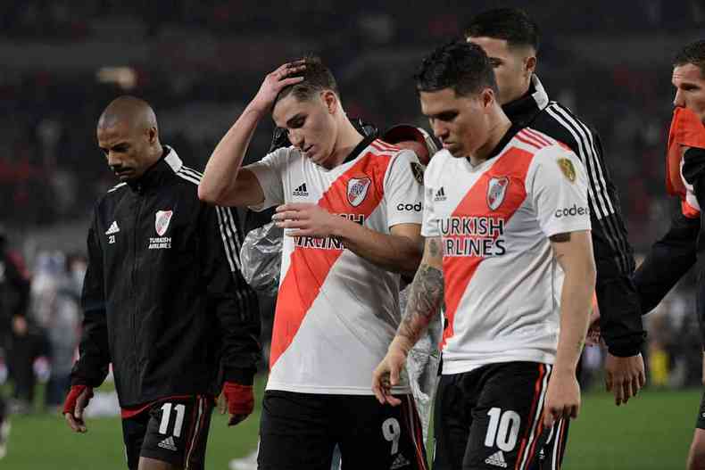 Jogadores do River Plate deixam o gramado do Monumental de Nuez cabisbaixos aps o empate por 0 a 0 contra o Vlez Sarsfield, placar que eliminou o time argentino da Copa Libertadores 