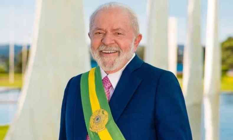 Lula de terno azul, em p, com a faixa de presidente