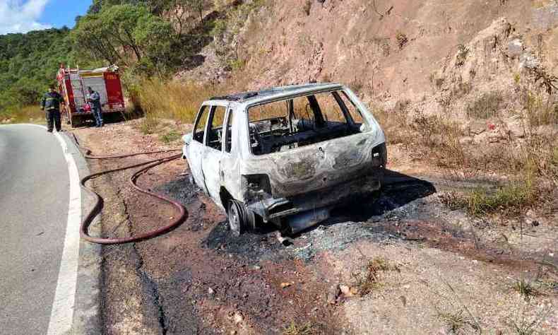 Carro ficou completamente destrudo por causa do incndio(foto: Corpo de Bombeiros/Divulgao)