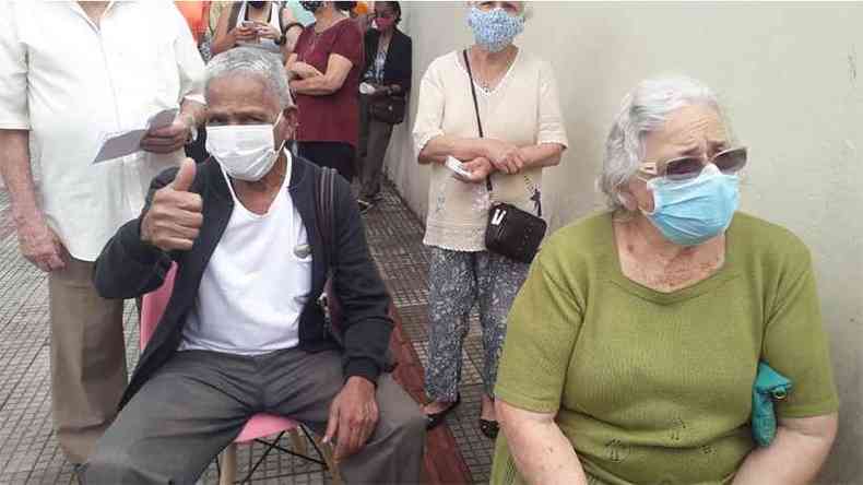 Jose Ramos de Oliveira e Maria Porto trouxeram cadeirinhas para aguardar a sua vez de se vacinar(foto: Jair Amaral/EM/D.A.Press)