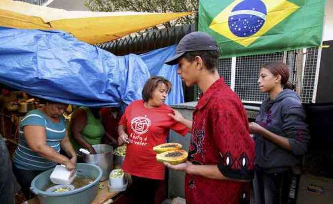 Membros do MTST ficaro acampados na frente da cmara de vereadores at Plano Diretor ser aprovado com medidas que pedem(foto: REUTERS/Chico Ferreira)