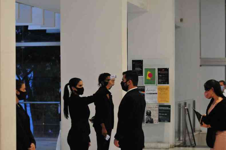 Medio de temperatura na chegada dos convidados ao Palcio das Artes(foto: Tlio Santos/EM/D. A Press)