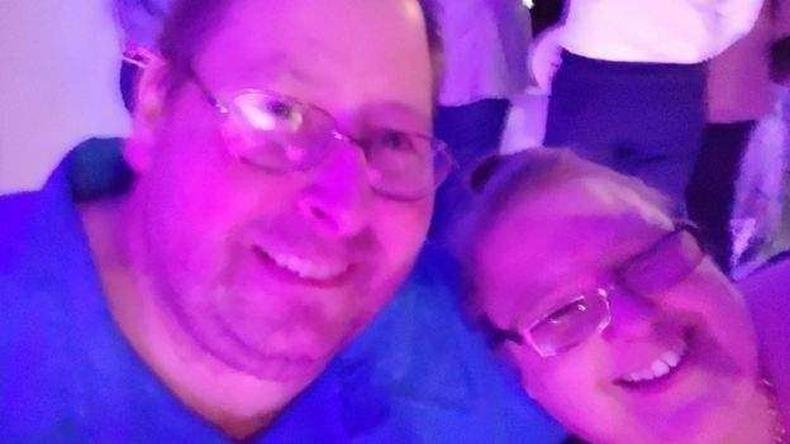 Brian e Erin em uma festa antes da pandemia(foto: Facebook)