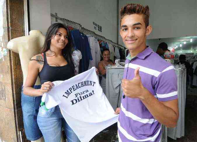 ngela Alzira vendeu trs camisetas com dizeres contra Dilma para o estudante Nicolas Lisandro (foto: Beto Novaes/EM/D.A Press. )