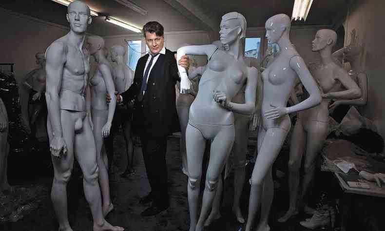 Rodrigo Balilicati-Cardin posa junto a manequins de vitrine 