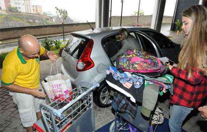 Nove pessoas usaram nibus cedido pela Cowan e as demais famlias se mudaram em carros particulares. Acima, a aposentada Marilda Siqueira, que no quis sair de casa porque no tem onde deixar o gato (foto: Gladyston Rodrigues/EM/D.A Press)