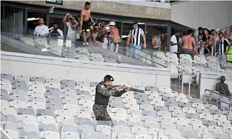 A confuso nas cadeiras do Mineiro depois do clssico Cruzeiro x Atltico s acabou depois da interveno policial(foto: Alexandre Guzanshe/EM/D.A Press)