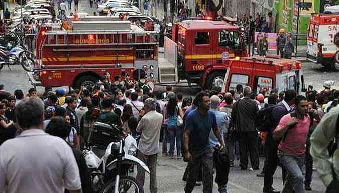 Vrias pessoas se aglomeraram no local do acidente(foto: Marcos Vieira/EM/D.A.Press)