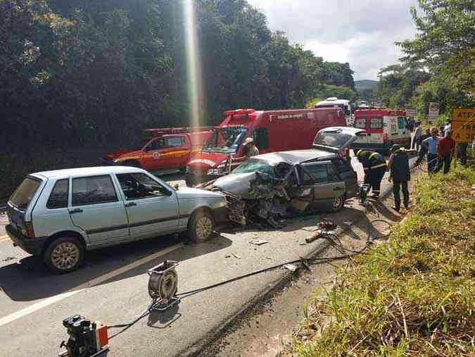 Pista da BR-356 est interditada por conta da coliso(foto: Jair Amaral/EM DA Press)