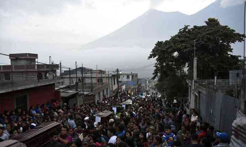 Populao participa de enterro coletivo das vtimas em Alotenango, cidade da localidade de Sacatepequez, no Oeste da Guatemala, uma das regies mais atingidas pela erupo(foto: JOHAN ORDONEZ / AFP)