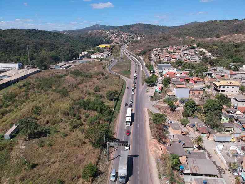 Trnsito est intenso desde 11h30 na BR-381, sentido BH, em Sabar. 