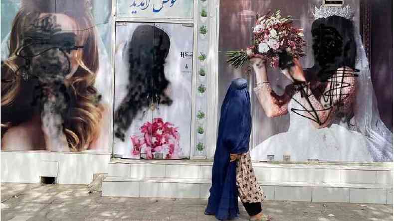Rostos de mulheres foram apagados de cartazes em sales de Cabul