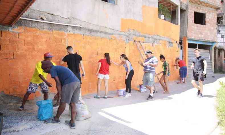 Cerca de 60 voluntrios participaram da pintura de casas na Vila Estrela, em BH(foto: Edsio Ferreira/EM/D.A Press)