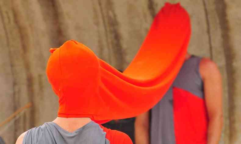 Bailarinos Rodrigo Quik e Letcia Carneiro tm imensa tira da cor laranja escondendo a cabea e o corpo, durante a coreografia Tecituras 