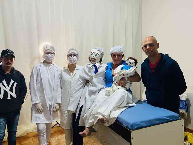 O parto normal foi realizado na casa de Santinha e contou com ambientação e dramatização com enfermeiras 