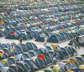 Mais de 7 mil campuseiros participam do encontro praticamente vivendo num imenso acampamento digital(foto: Fernando Donasci/Reuters )