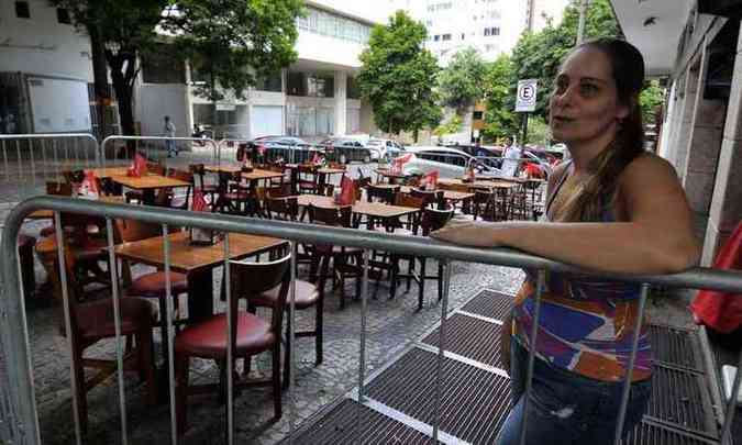Com a grade em bar na Savassi, Priscila Lipovetsky tenta proteger o estabelecimento e ainda cria rea vip para os clientes (foto: Ramon Lisboa/EM/D.A Press)