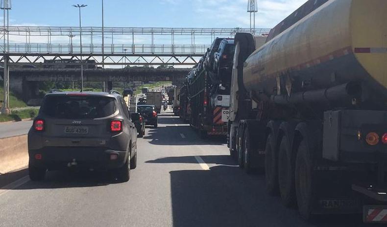 Trfego intenso no Anel Rodovirio de Belo Horizonte com trfego lento e muitos caminhes na altura do Shopping Del Rey Caiara
