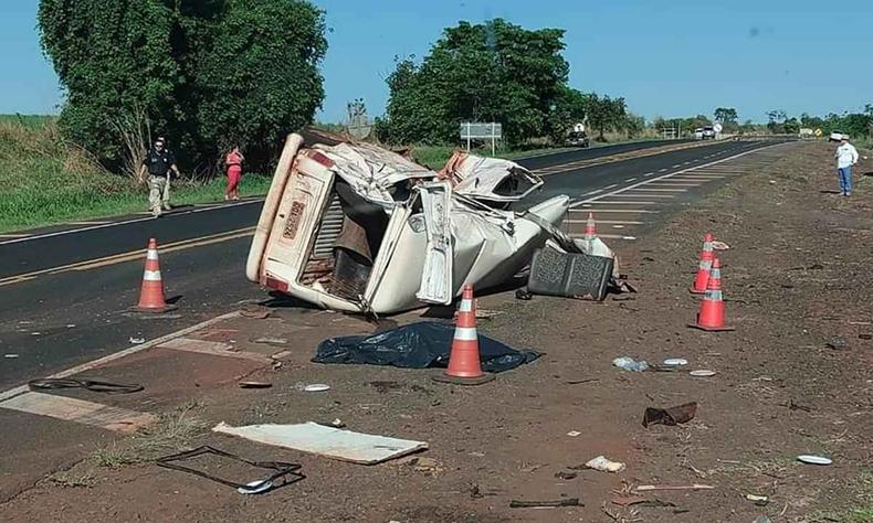 Kombi capotou aps a batida