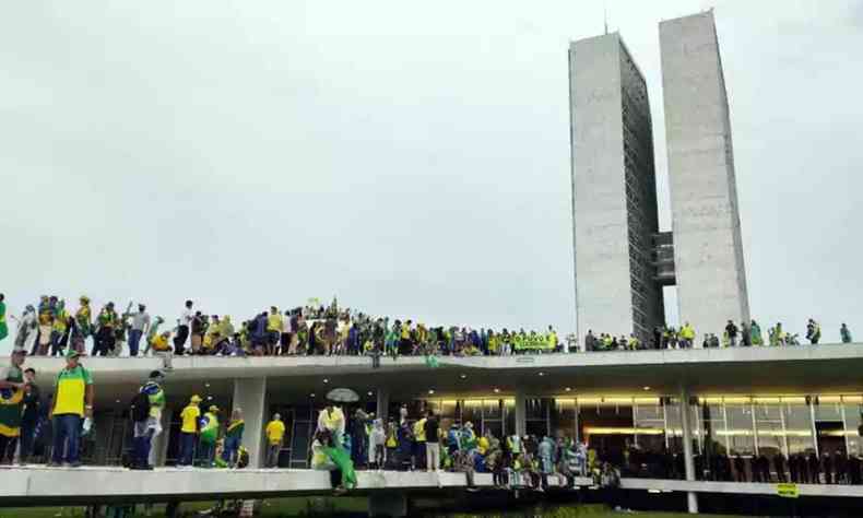 Golpistas durante invaso na parte externa em um dos prdio da Praa dos Trs Poderes