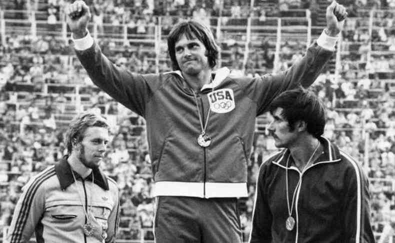 Foto tirada durante os Jogos Olmpicos de 1976, em Montreal, mostra atletas do decatlo de trs potncias olmpicas: EUA (Bruce Jenner, ouro, ao centro), Alemanha Ocidental (Guido Kratschmer, prata,  esquerda) e Unio Sovitica (Nikolay Avilov, bronze,  direita)(foto: Jrme RASETTI)
