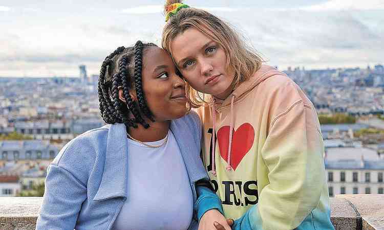 Corrina Brown e Kizzy Edgell em cena da serie 'Heartstopper' 