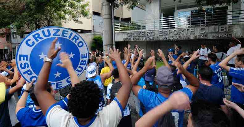 Cerca de 300 torcedores protestaram diante da sede do Cruzeiro: no alvo, os dirigentes celestes, at mesmo os afastados(foto: LEANDRO COURI/EM/D.A PRESS)