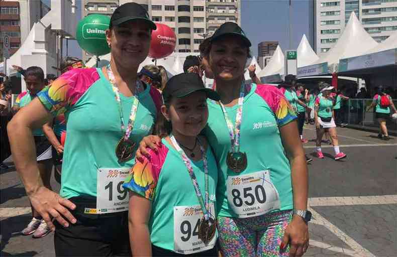 Andria Reis, Maria Clara e a amiga Ludmila Lima: 'Nosso objetivo  correr os 18 km da Pampulha juntas' (foto: Letcia Fulgncio/Revista Encontro)