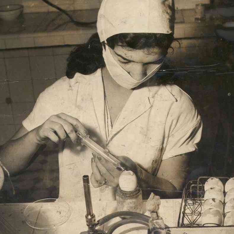 Tcnica da Fundao Oswaldo Cruz trabalhando na produo de vacina contra o ttano, maro de 1963.