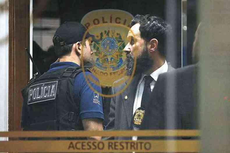 Um dos agentes (e) foi preso dentro das dependncias da Polcia Legislativa, onde a PF apreendeu maletas usadas para fazer varreduras de grampos. (foto: Jos Cruz / Agncia Brasil)