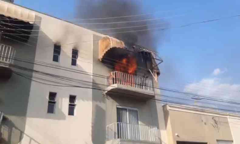 Prdio com chamas em um dos apartamentos