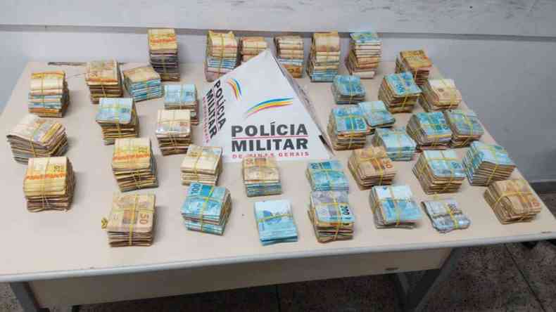 Os R$ 400 mil, dinheiro de origem ilcita, foram encontrados dentro de um carro abordado em uma blitz da lei seca(foto: PMMG/Divulgao)