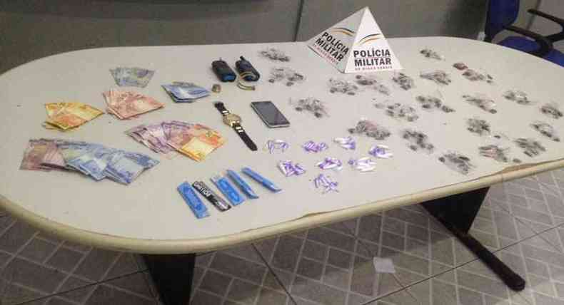 Policiais apreenderam um farto material utilizado no trfico de drogas(foto: PM/divulgao)