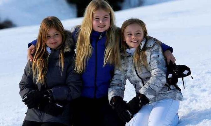 Na foto, Alexia (� esquerda), ao lado das irm�s Amalia e Ariane (foto: AFP / PIERRE TEYSSOT )